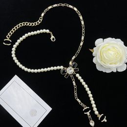 Pendenti di design di marca di lusso Collane di canale Perle di cristallo Pendenti con lettere di marca Collana con ciondolo girocollo Catena di accessori di gioielli di alta qualità