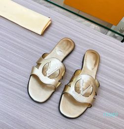2024 Women Flat Mule Slippers Calf Leather Outsole Slides Circle Signature Fashioned Soft Calfskin Wide Front Strap Beach Sandals