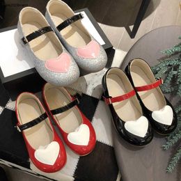 New Child Sneakers Heart shaped decoration Girl Princess shoe Size 26-35 Including shoe box Shiny patent leather baby flat shoes 24Mar