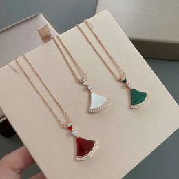 Lüks Tasarımcı Bulgarilies Fashion v Gold Taraklı Suçlama Kolye Beyaz Tavuk Kantaşı Malakit Karneli zinciri Gül Altın Kolye Kadınlar için Gift55