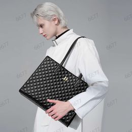 Borsa estiva nuova 2024 Borsa tote monospalla portatile di grande capacità con griglia a diamanti in bianco e nero