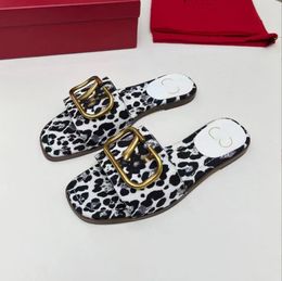 2024 Summer Designer Womens Slippers Leopard Print Sandals Large Metal Chain Square Flat Shoes