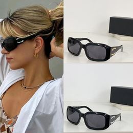 Designers classic sunglasses are timeless elegant and charming Classic board frame 06925 Womens luxurious sunglasses UV400