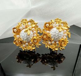 2024 Stud Stud Earrings 2023 Vintage French Retro Light Luxury And Elegant Design Floral Pearl Ear Clip Studs Earrings and Studs Earrings Pearl earrings