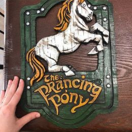 Miniatures Free Ship Longma Resin Crafts Modern Home Wall Art Decorations Lord of The The Prancing Pony and The Green Dragon Pub Signs Set