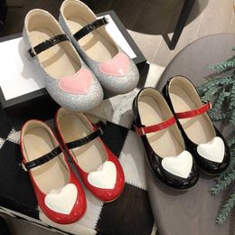 Luxury Child Sneakers Heart shaped decoration Girl Princess shoe Size 26-35 Including shoe box Shiny patent leather baby flat shoes 24Mar