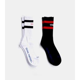 Men'S Socks Outdoor Sports Stockings Tide Brand Teenager Student Hip Hop Style Long Letter Embroideried Athletes Leg Warmers Drop De Dhjnu