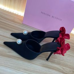 Magda Butrym Kunstperlen-Blume, verzierte Satin-Pantoletten, hochhackige Pumps, spitze Zehenpartie, Slip-On-Designer-Sandalen, Damen-Abendparty, Hochzeitsschuhe, Fabrikschuhe