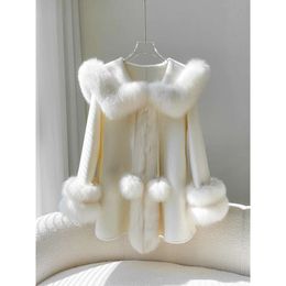 Cappotto da donna in lana di lana di media lunghezza con colletto da elfo in pelliccia di volpe delle nevi stile mantella in cashmere double-face 8783 it