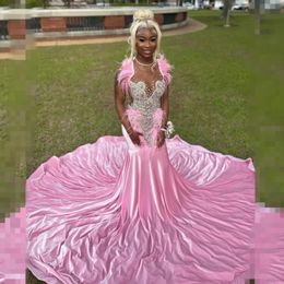 Abiti da ballo con diamanti rosa giltter per ragazze nere 2024 Piume Abiti da festa a sirena Veet Abito da sera per compleanno da donna