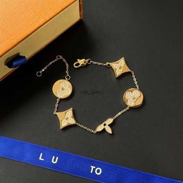 Tasarımcı Kolye Küpe Seti 18K Altın Damga Bilezik Marka Kızlar Kolye Hediye Takı Yüzüğü Romantik Aşk İnci Saplama Küpe Kutusu Bahar Aksesuarları