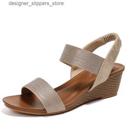 Sandals Thick soled fashionable sandals for women in 2024 new sloping heels for mothers matching skirts fashionable Roman shoes for women Q240314