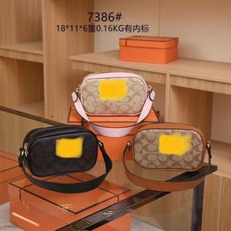 Factory Wholesale 2024 New Small Fragrant Wind Popular Female Minority Design Sense Crossbody Versatile Casual Handheld Bag Trendy Brand Camera