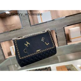 European designers this year's new women's shoulder bag, mesh embroidery thread chain, has a high aesthetic value, simple fashion, multi-functional bag