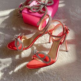 Mach Heels Lüks Tasarımcı Elbise Ayakkabı 9cm Çift Kristal Yay Sandal Moda Pompası Saten Rhinestone Akşam Ayakkabı Stiletto Sandalet Kadın Ayak Bileği Kayışı Düğün