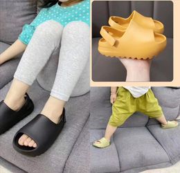 O27sN Real Summer Kids Children designer FurHome Slides Girls slippers for children high quality sliders Raccoon Fluffy Chinelo Fl3483480