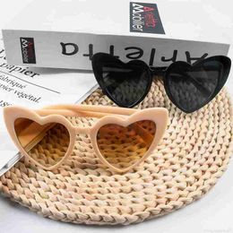 Designer Heart Shaped Sunglasses for Women Retro Cat Eye Sunglasses Wedding Engagement Decoration Shopping Traveling Party Accessories ID0T