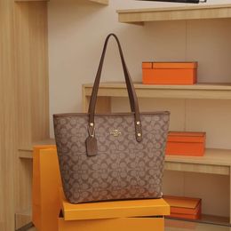 Factory Wholesale Large Capacity Fashionable Handbag for Women 2024 New High-end Printed Shoulder Bag Versatile Tote