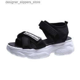 Sandals Sports sandals for women in summer 2023 new flat bottomed student Korean version fashionable thick sponge cake internet famous casual beach shoes Q240314