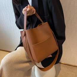 Fashionable Message Women Shoulder Bags PU Leather Soft Surface Casual Bucket High Capacity Simple Multi-function Leisure 240309