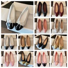 Scarpe eleganti firmate classiche ChanelScarpe Primavera e autunno 100% pelle bovina Ballerine Scarpe da ballo Moda Donna Scarpe da barca piatte nere Sandalo Lady Pelle di marca Pigro 10A