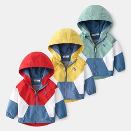 Весенние детские куртки для мальчиков с капюшоном в стиле пэчворк, детская верхняя одежда для мальчиков, ветровка, осенние повседневные пальто, одежда для 26 лет 240301