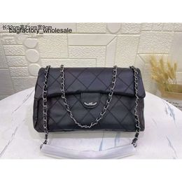 European Designer Shoulder Bag Fashionable One Portable Womens Lid Style Chain bag