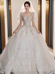 Abiti da sposa con maniche corte modeste Abiti da sposa Abiti da sposa Collo gioiello trasparente Paillettes applicate in pizzo Taglie forti Robe De Mariee Realizzato su misura