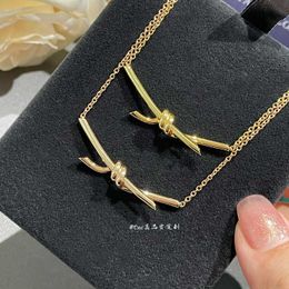 Designer V Gold High Edition Twisted Necklace Womens 18K Rose Plating New Advanced Fashion Bow Pendant Clavicle Chain