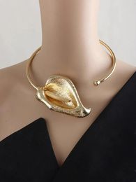 Exaggerated Metal Flower Shape Open Collar Choker Necklace for Women Vintage Elegant Show Party Jewellery Accessories 240312