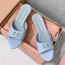 2024 novo designer casual vestido sapatos francês salto de gato chinelos abertos para mulheres 23 verão couro envernizado brilhante oco para fora sandálias de dedo do pé redondo