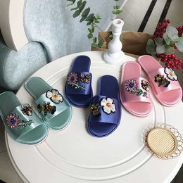 Slippers Korean New Water Diamond Flower Silk Bull Muscle Bottom Slippers for Home Anti slip Fabric Silk Open Toe Slippers for Women J240315