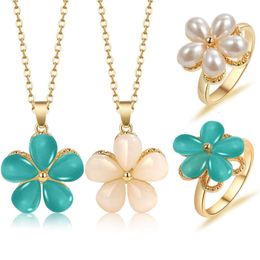 Temperament Pearl Fashionable and Personalised Ring Flower Rotating Necklace Set