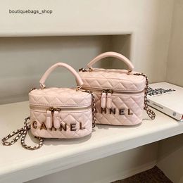 Stylish Handbags From Top Designers Lingge Embroidered Thread Small Bag New Handheld Womens Popular Style Chain Water Bucket