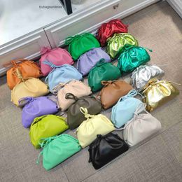 Botteg Venet High -End -Taschen für Beutelbeutel kleiner Größe 2024 Neue koreanische Version Plisse Clip Popular Style -Handtasche mit Original 1: 1 mit echtem Logo und Schachtel