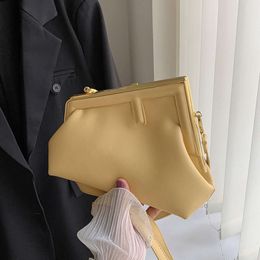 Shop Factory Wholesale Fashion Shoulder Bag 2024 New Clip on Messenger Small Design Simple Temperament