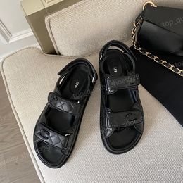 Kalbsleder-Dad-Sandalen, Damen-Designer-Absätze, gesteppte Sandalen, Schuhe, Sommer-Plateau-Flats, Absatzrutschen, Keildiamant-Schnalle, Sandale, Slip-on-Knöchelriemen, Strandschuh