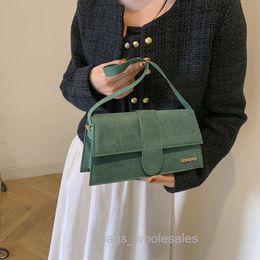 Le borse di design vengono vendute a buon mercato 2024 Autunno nuova moda pelle scamosciata popolare semplice di alta qualità lettera spalla ascellare tendenza borsa da donna