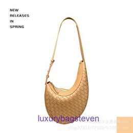 Top original wholesale Bottgss Ventss tote bags online shop Genuine leather woven new trendy crescent bag handheld wrist single shoulder With Real Logo