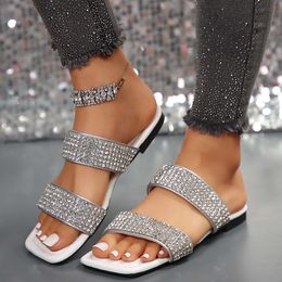 Sandali Pantofole a fondo piatto con diamanti di grandi dimensioni per donne che indossano sandali da spiaggia leggeri con punta quadrata J240315