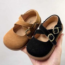 First Walkers 2024 brand natural leather shoes for little girl solid suede fashionable cross spring shoes baby woman princess dress 240315