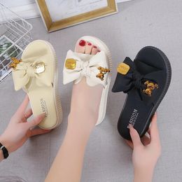 Fashionable Bear Metal Decoration Personalised Sandals Summer Elegant Soft Bow Thick Sole Slippers Outdoor Trendy Shoes 240311