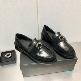 Elbise ayakkabıları loafers metal toka beyaz siyah kış bayanlar rahat ayakkabı tasarımcı moda bale ayakkabı