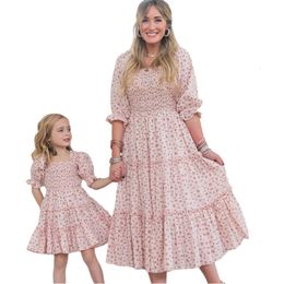 Family Look Women Matching Mother And Daughter Clothes Puff Sleeve Floral Dress For Mommy Me Kids Girls Mom Dresses 240311