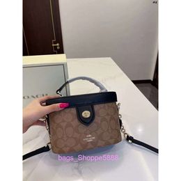 Factory Wholesale Genuine Leather Womens Bag for Early Spring 2024 New Wine God French Underarm High-end Feeling Stick Versatile Crossbody