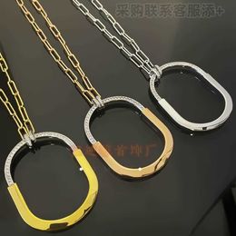 Collana di design tiffay e cos con chiusura a forma di U divisa dello stesso colore realizzata in acciaio al titanio tempestata di diamanti.Ogni famiglia ha una gamma completa di stili di collane