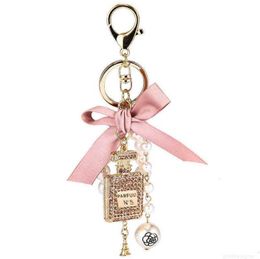 Designer Fashion Imitation Pearl Perfume Bottle Keychain Car Key Ring Women Bag Charm Accessories Cute Bow Key Chain Creative Keyrings G1019 L1JA