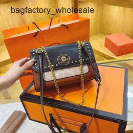 Hot Designer Handbag in Europe and America This Autumn Winter Womens Handbags Are Popular Fashionable New Flower Lock Chain Small Square Bag Stylish Shoulder Bag