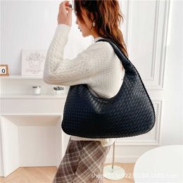 Shoulder Bags French High-end Woven Tote Bag Versatile Designer Handbags Women Fashionable Single Shoulder Underarm Niche Texture Portable Commuting Bag 240311