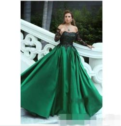 2024 Vintage Green Prom Dresses Black Lace Appliqued Off the Shoulder Long Sleeves Satin Ball Gown Ruched Formal Evening Graduation Wear